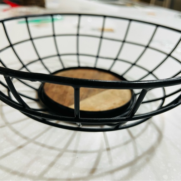🏖️ 5x$25 Black Metal Wire Basket with Wooden Base - Picture 2 of 4